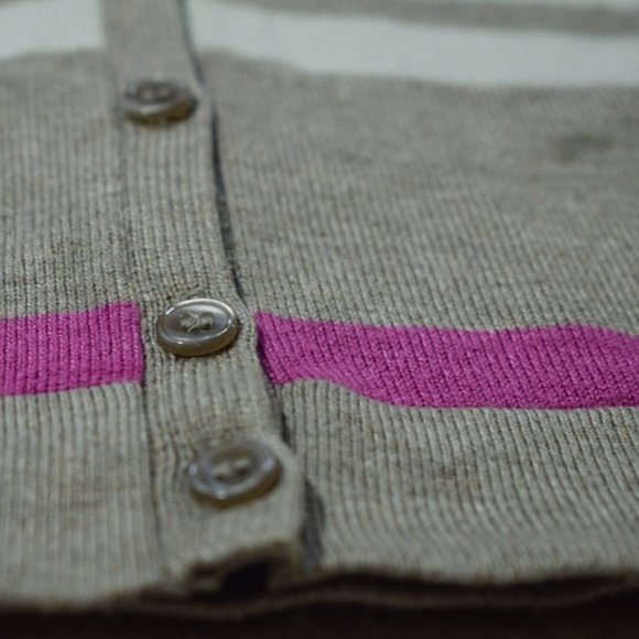 Leo & Nicole Gray White Pink Button-Front V-Neck - Picture 4 of 7